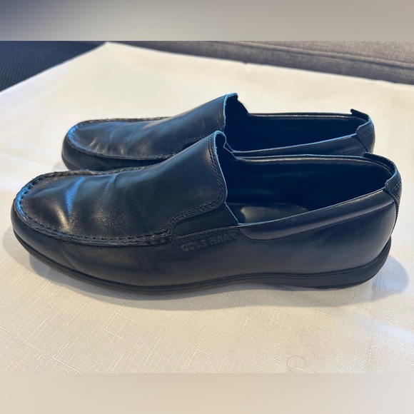 Cole Haan Black slip-on leather shoes. Size 10 Medium. Lightweight. - Picture 3 of 6
